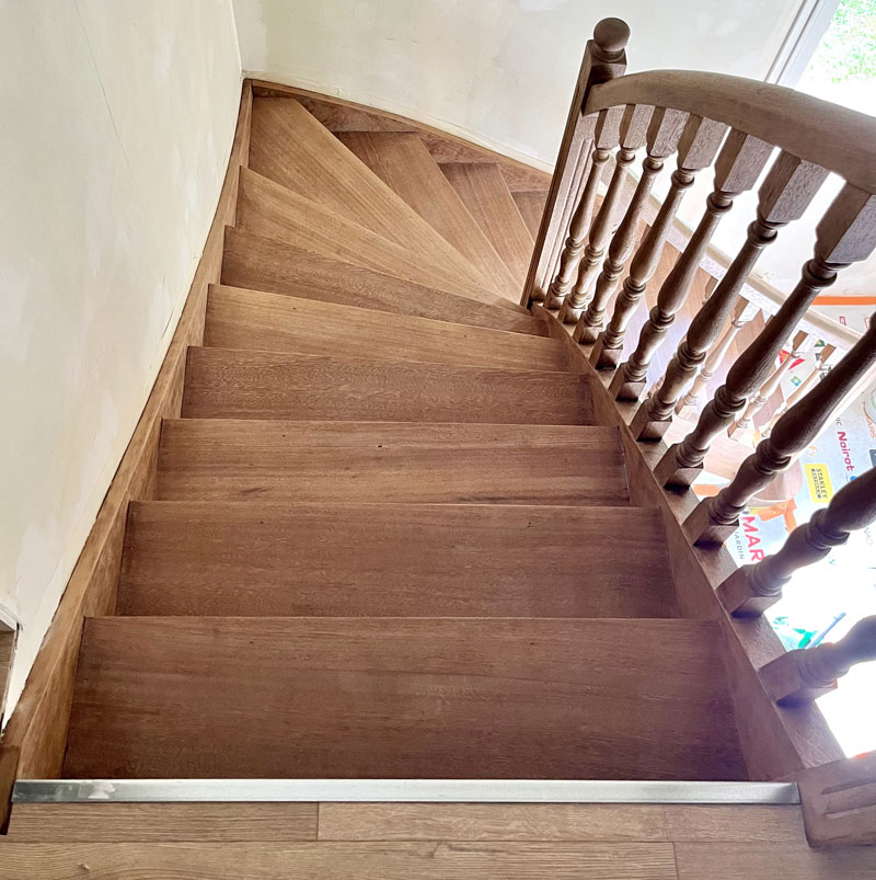 Escalier en bois décapé avec un finition huilé incolore