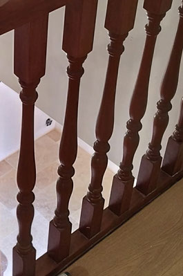 Barreau de balustrade d'escalier en bois avant décapage