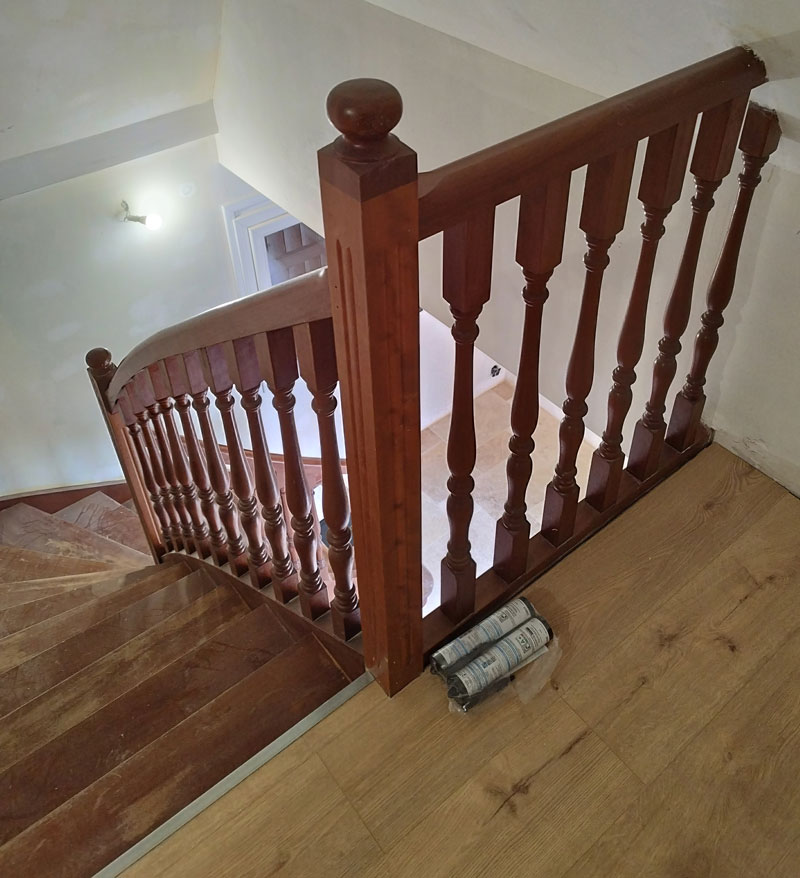 Escalier quart_tournant en iroko vernis marrons foncé