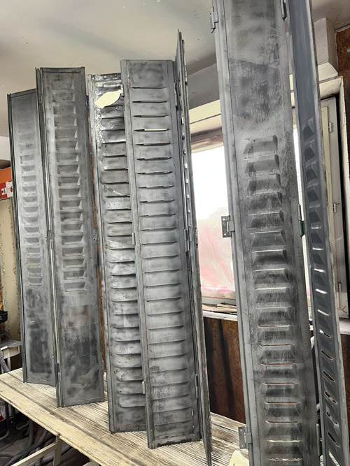 Persiennes métalliques en métal décapé à blanc