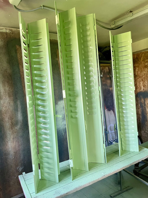 Volets métalliques peints en vers RAL 7019 suite au Décapage et peinture de persiennes en métal