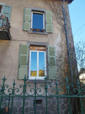 Volets en bois peint dans le Cantal