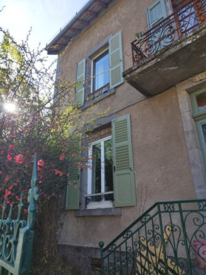 Volets peint en vert avec soleil couchant