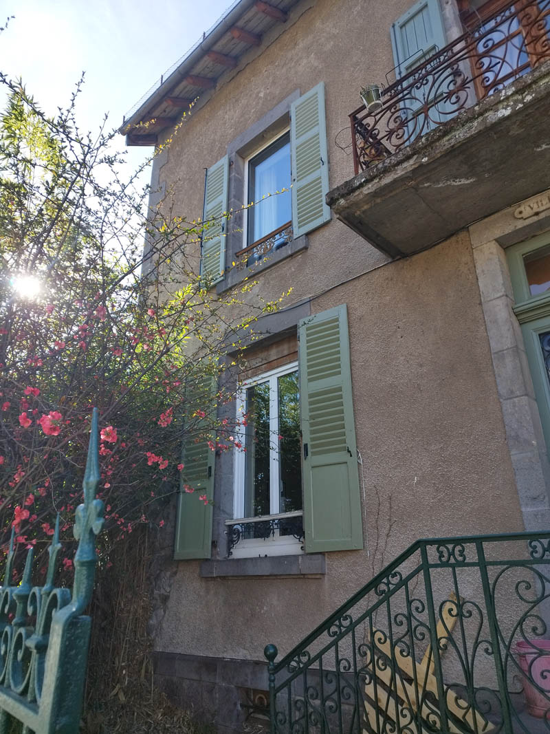 Volets peint en vert avec soleil couchant