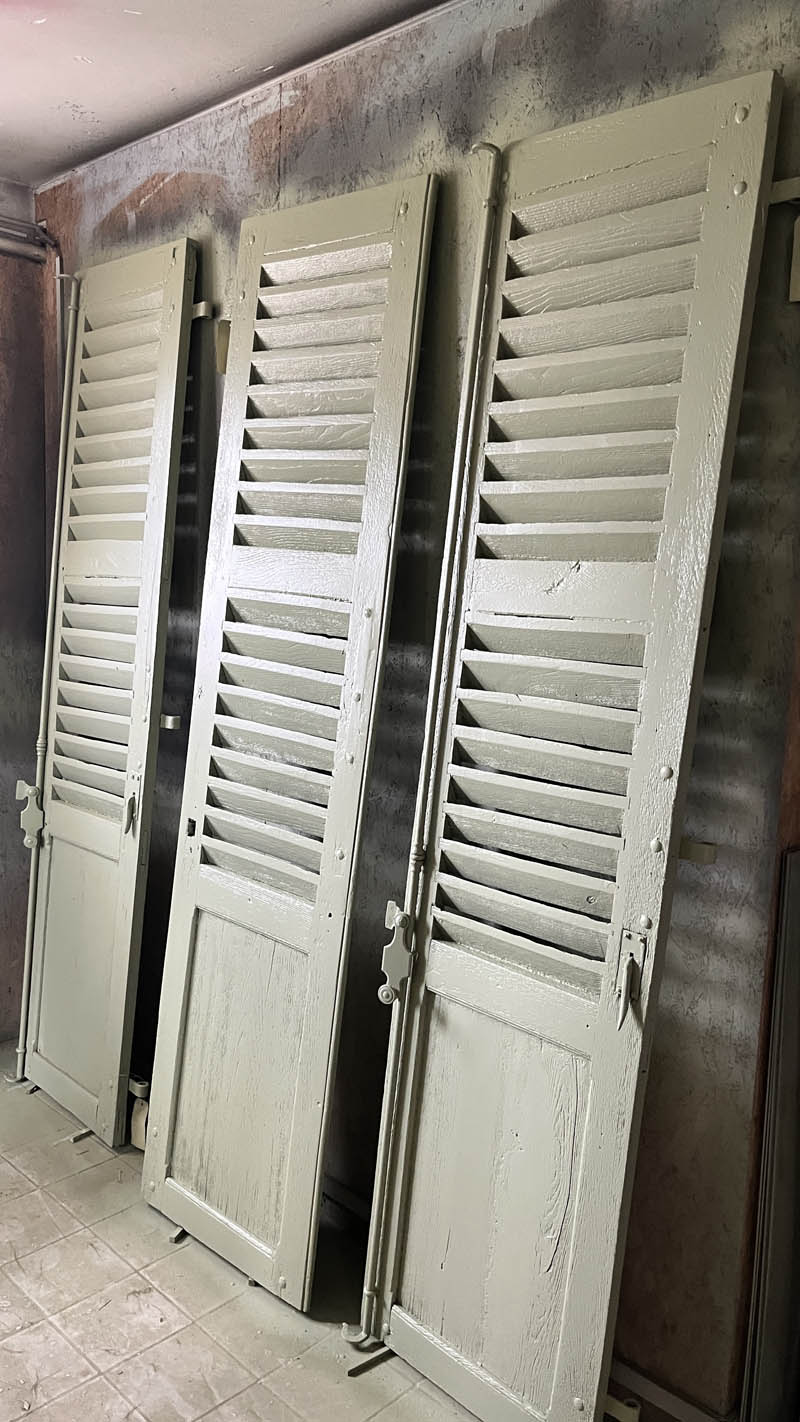 VOLETS PEINT EN VERT